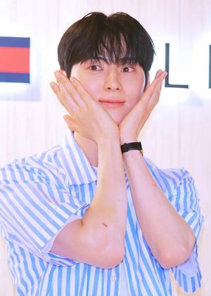 [S포토] 황민현, '나는 꽃이다'