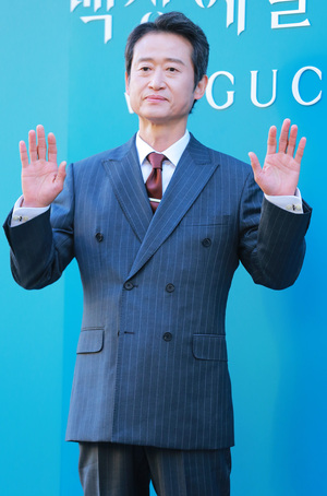 [S포토] 유승목, '손을 들어요'