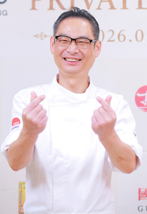 [S포토] 담소룡 셰프, '하트도 해보고'