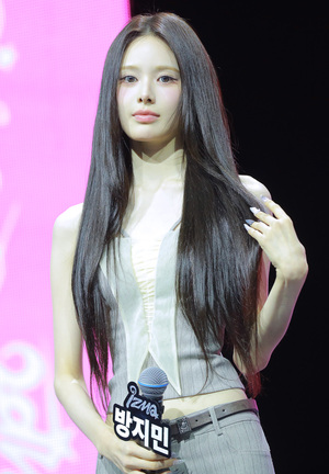 [S포토] 이즈나 방지민, '머리를 넘기며'