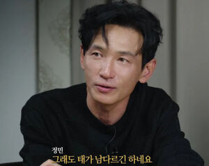 "잘생겨져서 못 알아볼 뻔" 황정민, 조인성 옆에서도 맑은 피부 과시
