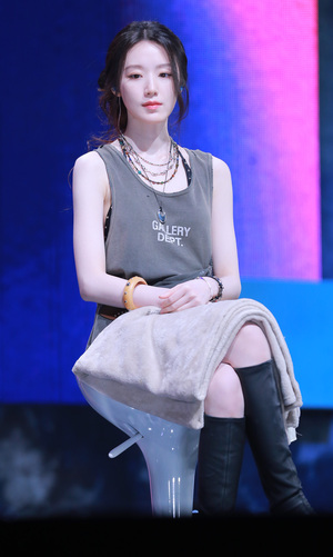 [S포토] 아이들 슈화, '여신 앉기'