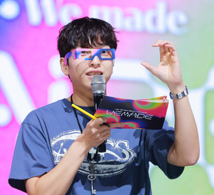 [S포토] 유재필, '이걸 쓰면 불빛이 하트로 보인당께요'