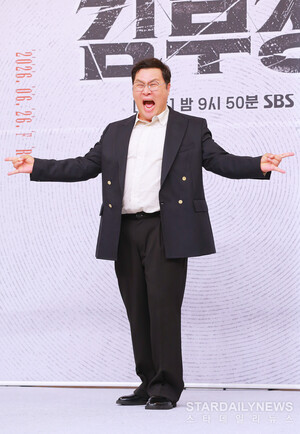 시청률 공약 지킨 윤경호, '조용한' 팬사인회 연다