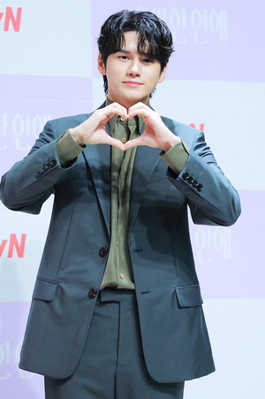 [S포토] 옹성우, '구애의 춤 권위자 다운 깔끔한 하트'