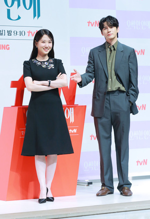 [S포토] 박은빈-옹성우, '손 좀 주쇼'