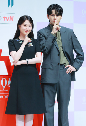 [S포토] 박은빈-옹성우, '쉿 아무 말도 하지마러'