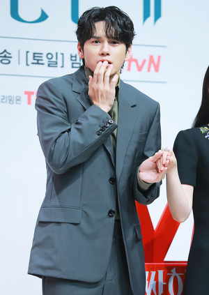 [S포토] 옹성우, '어머 습박 저게 뭐람..'
