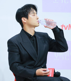 [S포토] 양세종, '물 맛 좋으다'