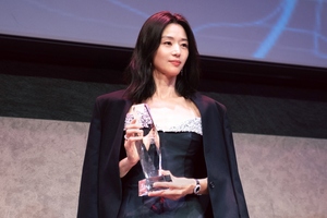 <b>전지현</b>, 뉴욕 <b>아시아</b> 영화제 최고 권위 '<b>아시아 스타상</b>' 수상