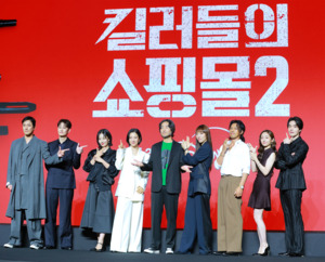[S포토] 조한선-오카다 마사키-현리-정윤하-이권 감독-금해나-김민-김혜준-이동욱, '감독을 쏘는 배우들'