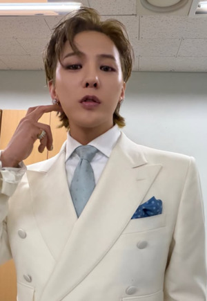 스타트렌드 랩·힙합 1위 지드래곤, 화이트 슈트로 완성한 독보적 스타일