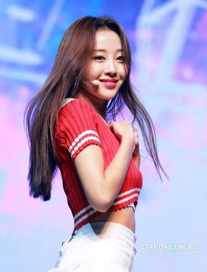 '부산 출신' <b>이브</b>, 오늘(23일) 롯데 자이언츠 경기서 데뷔 첫 시구