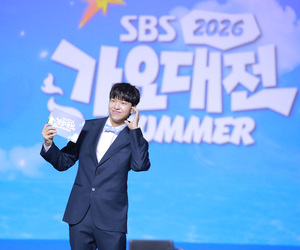 [S포토] 유재필, '<b>가요대전</b> 블루카펫의 MC'