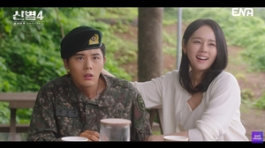 ''<b>한가인</b>' 흰 원피스 입고 군부대 기습 등판'… '<b>신병4</b>' 위병소 대혼란...